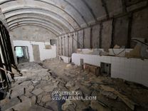 Podupadłe koszary wojskowe z małym bunkrem