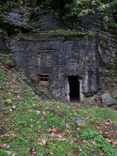 Podupadłe koszary wojskowe z małym bunkrem