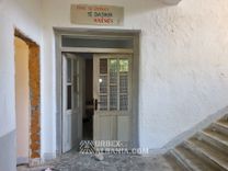 Verlassene Schule im Dorf K-WY