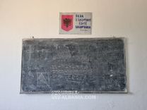Verlassene Schule im Dorf K-WY
