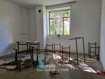 Verlassene Schule im Dorf K-WY