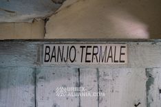 Salle inondée du bâtiment des bains où le sol s'est transformé en eau stagnante trouble