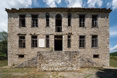 Opuštěné historické muzeum se sochou Envera Hoxhy