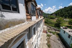 Vue le long de la façade du sanatorium depuis un balcon de l'étage supérieur