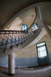 Large escalier du corps principal menant aux étages supérieurs du sanatorium