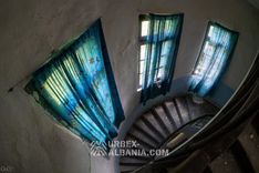 Spirale de l'escalier du sanatorium vue d'en bas à travers trois étages