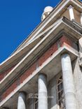 Na wpół opuszczony budynek uniwersytetu