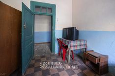 Vieux téléviseur sur son support, seule distraction d'une chambre de sanatorium