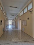 Na wpół opuszczony budynek uniwersytetu