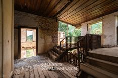 Opuštěné historické muzeum se sochou Envera Hoxhy