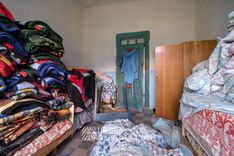 Pièce transformée en réserve de couvertures et de linge de lit du sanatorium fermé