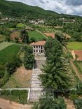 Opuštěné historické muzeum se sochou Envera Hoxhy