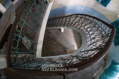 Balustrade en fer forgé centenaire de l'escalier du sanatorium, à la peinture écaillée