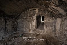 Galeries avec Blockhaus au Sommet de la Colline