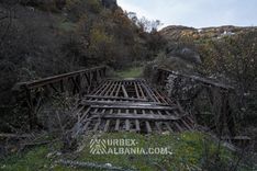 Lagertunnel in einer Schlucht