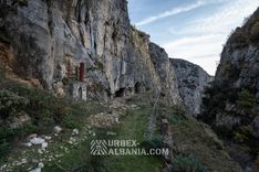 Lagertunnel in einer Schlucht