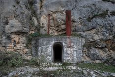 Lagertunnel in einer Schlucht