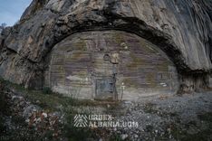 Lagertunnel in einer Schlucht