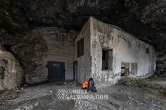 Lagertunnel in einer Schlucht