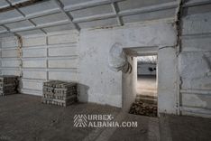 Lagertunnel in einer Schlucht