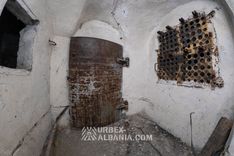 Lagertunnel in einer Schlucht