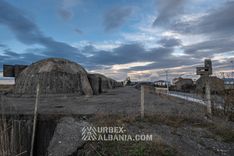 Sphärische Küstenartilleriebunker L-J auf einer Plattform