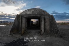 Sphärische Küstenartilleriebunker L-J auf einer Plattform