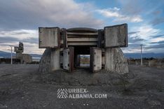 Sphärische Küstenartilleriebunker L-J auf einer Plattform