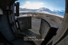 Sphärische Küstenartilleriebunker L-J auf einer Plattform