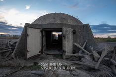 Sphärische Küstenartilleriebunker L-J auf einer Plattform