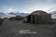 Sphärische Küstenartilleriebunker L-J auf einer Plattform
