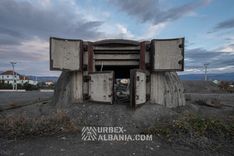 Sphärische Küstenartilleriebunker L-J auf einer Plattform