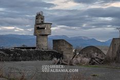 Sphärische Küstenartilleriebunker L-J auf einer Plattform