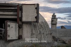 Sphärische Küstenartilleriebunker L-J auf einer Plattform