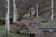Вагонетки на пути, впереди показалась жёлтая рама портала штольни