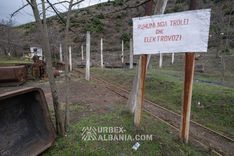 Ржавая табличка с предупреждением о троллее и электровозе — «elektrovozi»