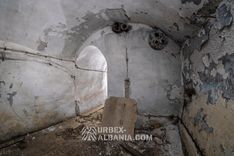 Bunker D-ZQ con Grandi Porte e Postazioni d'Artiglieria
