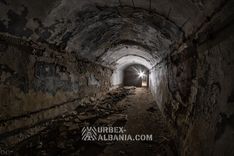 Bunker D-ZQ con Grandi Porte e Postazioni d'Artiglieria