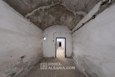 Bunker D-ZQ con Grandi Porte e Postazioni d'Artiglieria