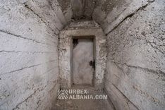 Bunker D-ZQ con Grandi Porte e Postazioni d'Artiglieria