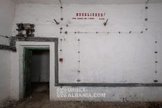 Bunker D-ZQ con Grandi Porte e Postazioni d'Artiglieria