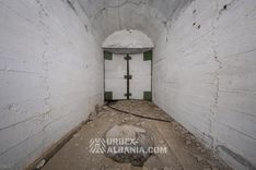 Bunker D-ZQ con Grandi Porte e Postazioni d'Artiglieria
