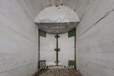 Bunker D-ZQ con Grandi Porte e Postazioni d'Artiglieria