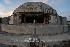 Сферический артиллерийский бункер D-UQ на пляже