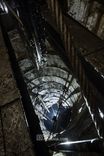 Взгляд вниз по бетонированному уклону от копровых шкивов