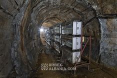 Стойка пусковых реостатов вдоль стены бетонированной выработки