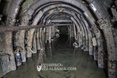 Затопленная выработка горизонта 500 с арочной крепью, стоящей в мутной воде