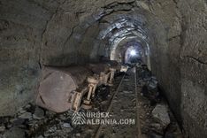 Запасные вагонетки, оставленные на бетонированном участке горизонта