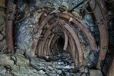 Арочная крепь, скрученная и сдавленная мягким хлоритом в наклонном стволе