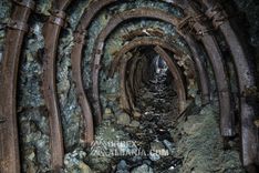 Сильно деформированные арки в уклоне, между камнями сочится вода